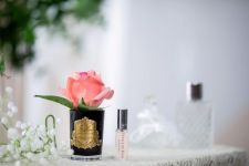 Ароматизированная роза, коралловый,  черная ваза, 1 спрей        Д  13,5х8х8 см ROSE BUD white peach, арт. GMRB45 COTE NOIRE